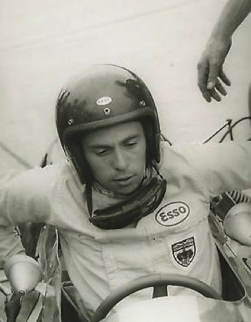 Installation avec un "chausse pieds" dans la Lotus 25
© Benno Muller